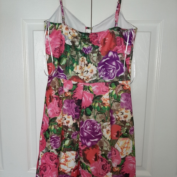 Nwt size medium but fits a small middle open - Picture 2 of 2